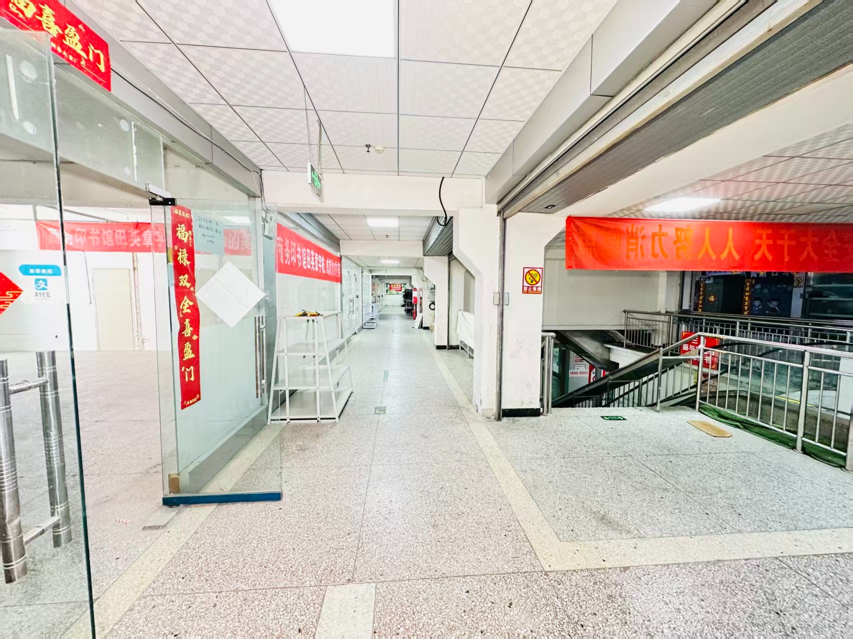 陇海路引入人工智能技术应用场景，推动AI与商业、零售、电商、企业服务等领域融合发展。