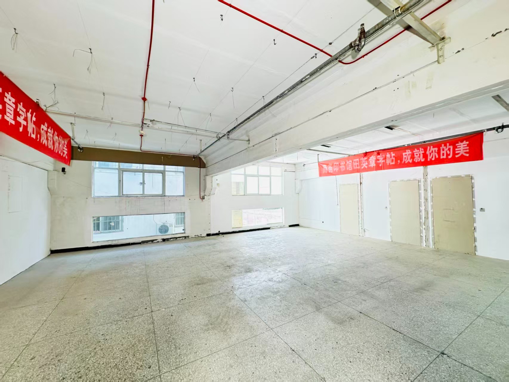 陇海路重点吸引人工智能应用、数字经济、电商直播、智能制造服务、软件开发、科技创新企业及创业团队入驻
